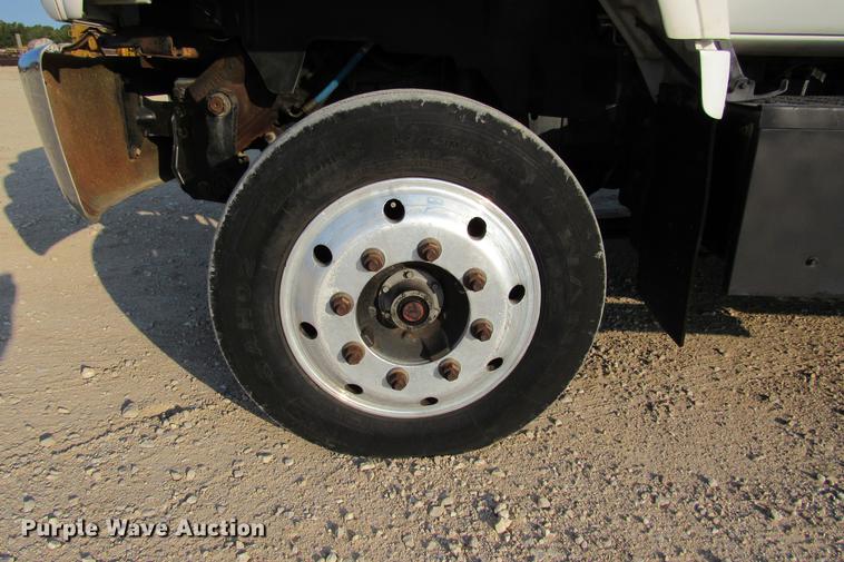 image for item DE0187 2000 Chevrolet C6500 flatbed truck