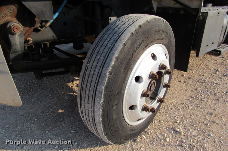 image for item DE0187 2000 Chevrolet C6500 flatbed truck