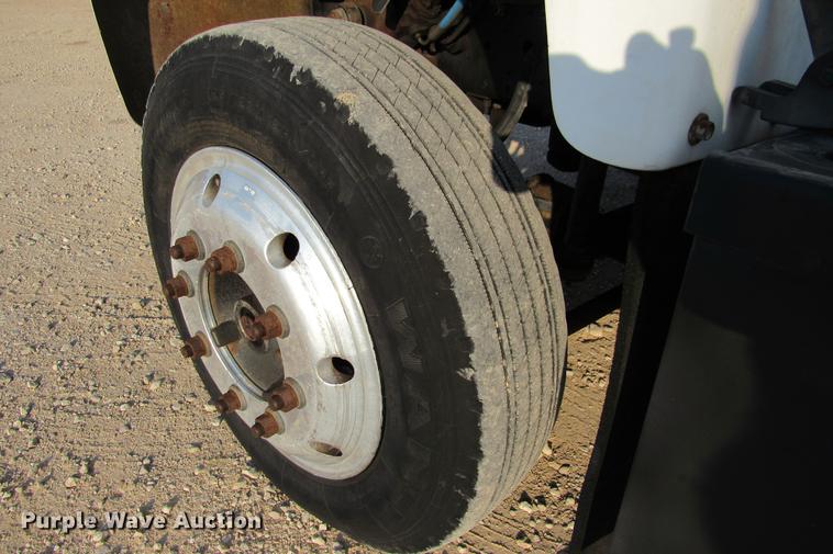 image for item DE0187 2000 Chevrolet C6500 flatbed truck