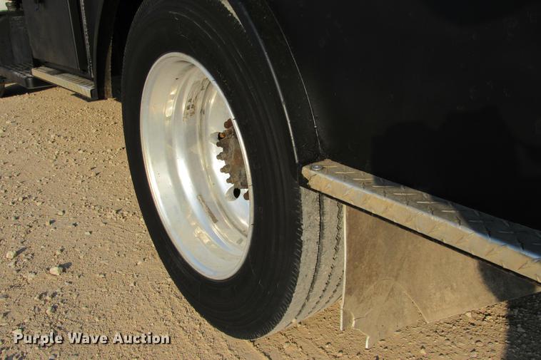 image for item DE0187 2000 Chevrolet C6500 flatbed truck