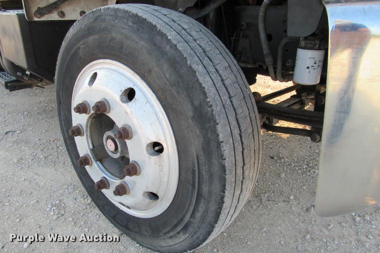 image for item DE0187 2000 Chevrolet C6500 flatbed truck