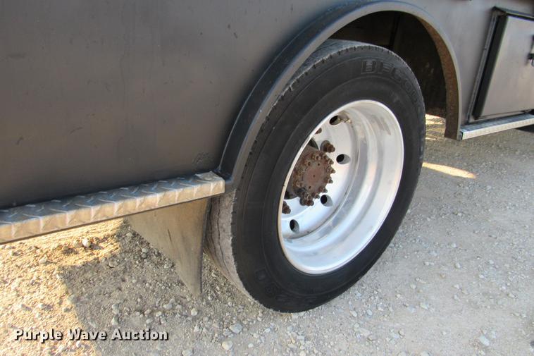 image for item DE0187 2000 Chevrolet C6500 flatbed truck