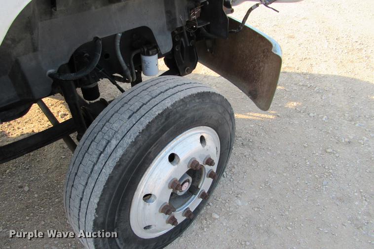 image for item DE0187 2000 Chevrolet C6500 flatbed truck