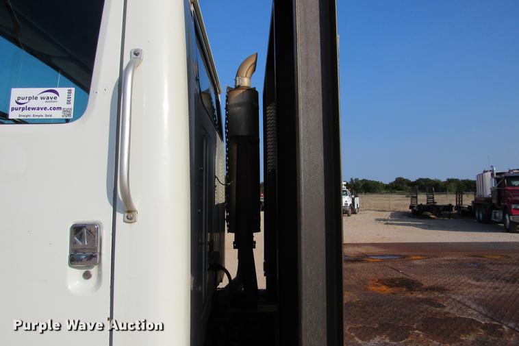 image for item DE0188 1997 International 8100 flatbed truck