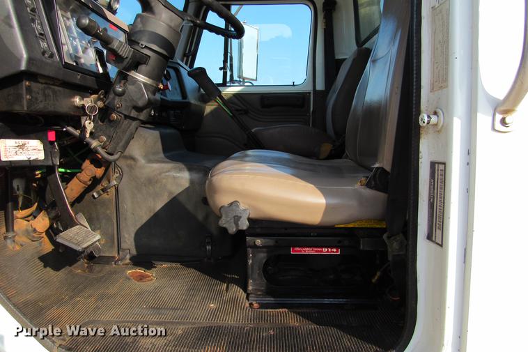 image for item DE0188 1997 International 8100 flatbed truck