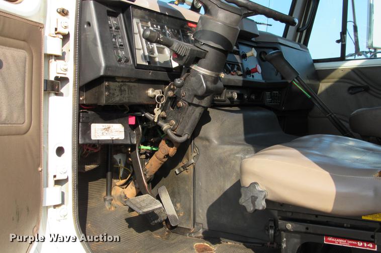 image for item DE0188 1997 International 8100 flatbed truck