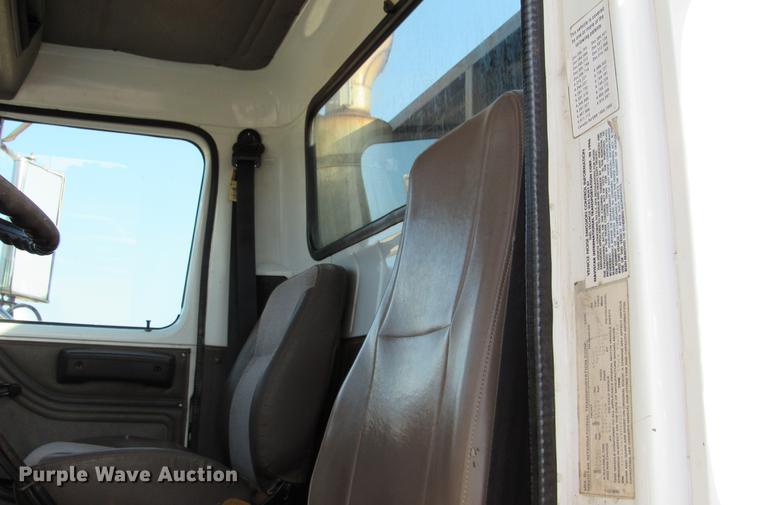 image for item DE0188 1997 International 8100 flatbed truck