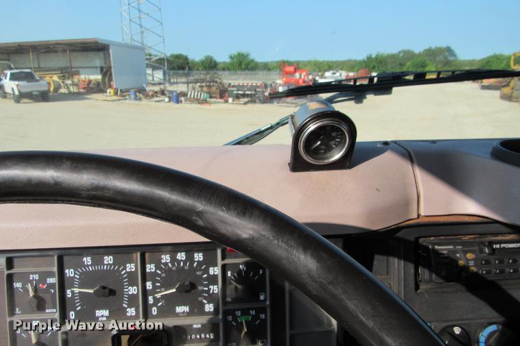 image for item DE0188 1997 International 8100 flatbed truck