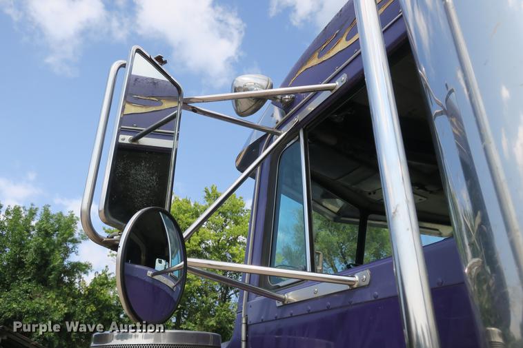 image for item DE3800 1997 Peterbilt 379 dump truck