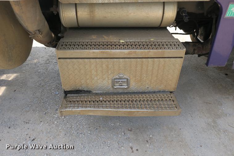 image for item DE3800 1997 Peterbilt 379 dump truck