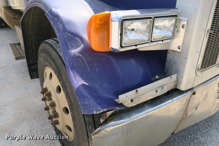 image for item DE3800 1997 Peterbilt 379 dump truck