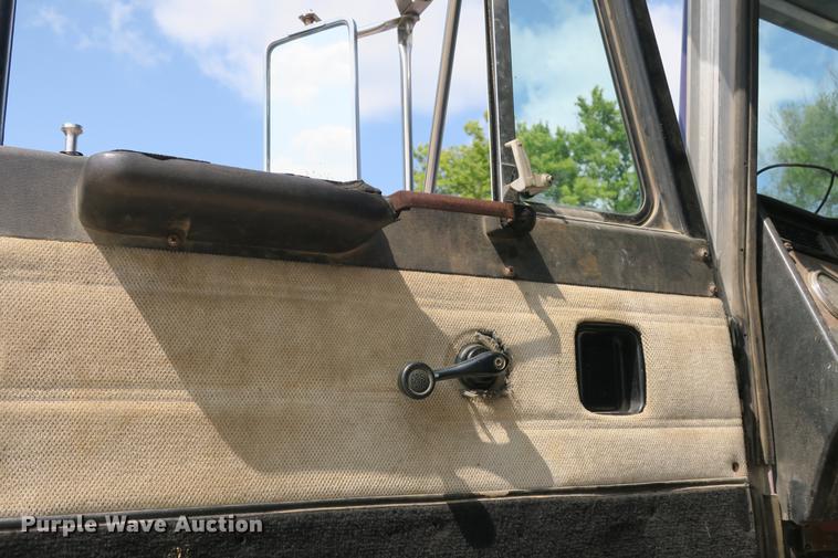 image for item DE3800 1997 Peterbilt 379 dump truck