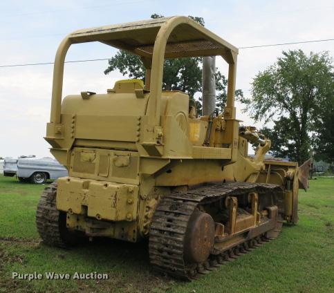 image for item DE3810 International Harvester 250C track loader