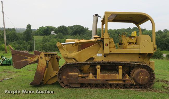 image for item DE3810 International Harvester 250C track loader