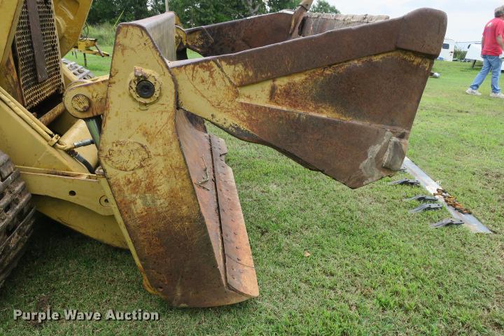 image for item DE3810 International Harvester 250C track loader