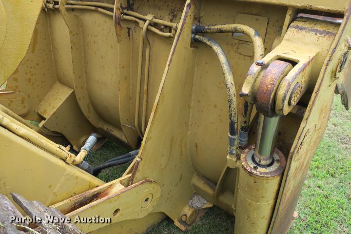image for item DE3810 International Harvester 250C track loader