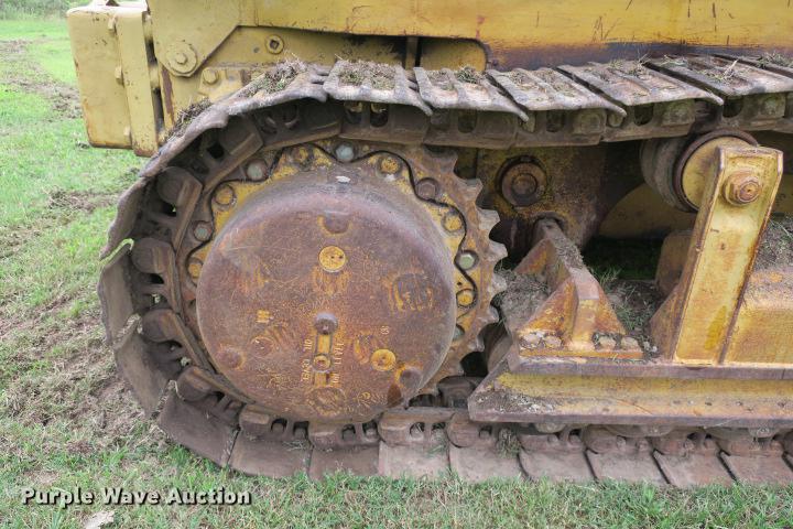 image for item DE3810 International Harvester 250C track loader