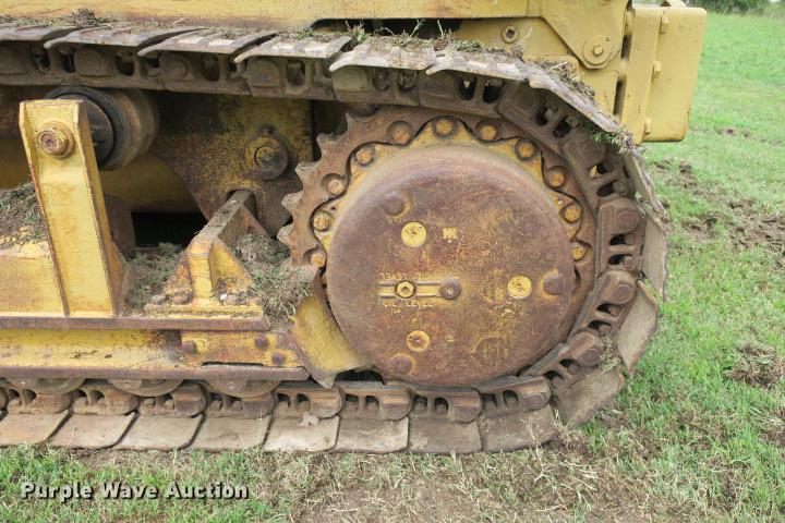 image for item DE3810 International Harvester 250C track loader