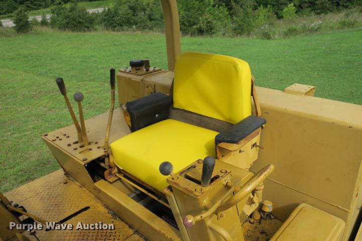 image for item DE3810 International Harvester 250C track loader