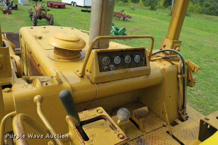 image for item DE3810 International Harvester 250C track loader