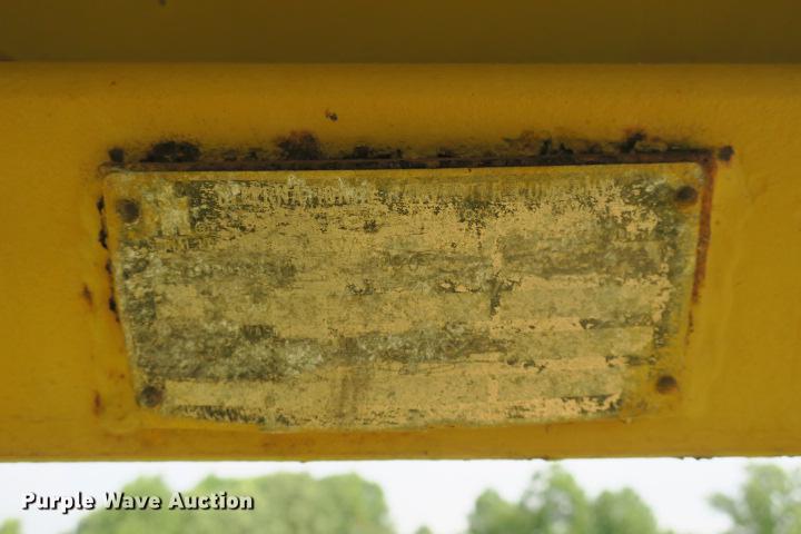 image for item DE3810 International Harvester 250C track loader