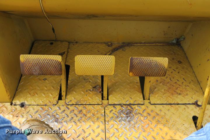 image for item DE3810 International Harvester 250C track loader