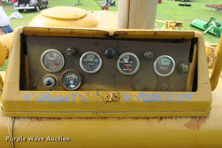 image for item DE3810 International Harvester 250C track loader
