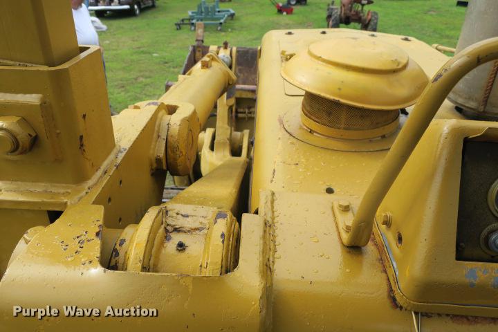 image for item DE3810 International Harvester 250C track loader