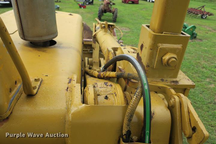 image for item DE3810 International Harvester 250C track loader