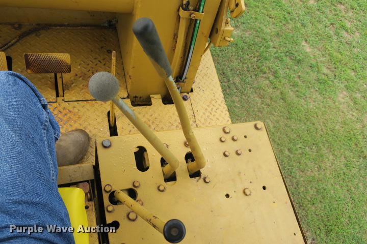 image for item DE3810 International Harvester 250C track loader