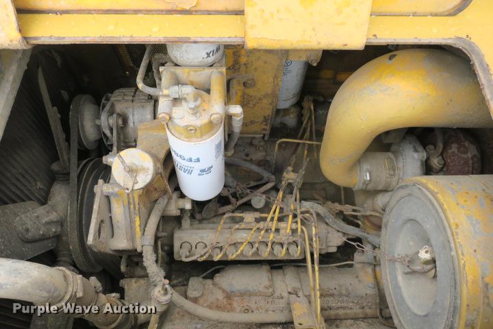 image for item DE3810 International Harvester 250C track loader