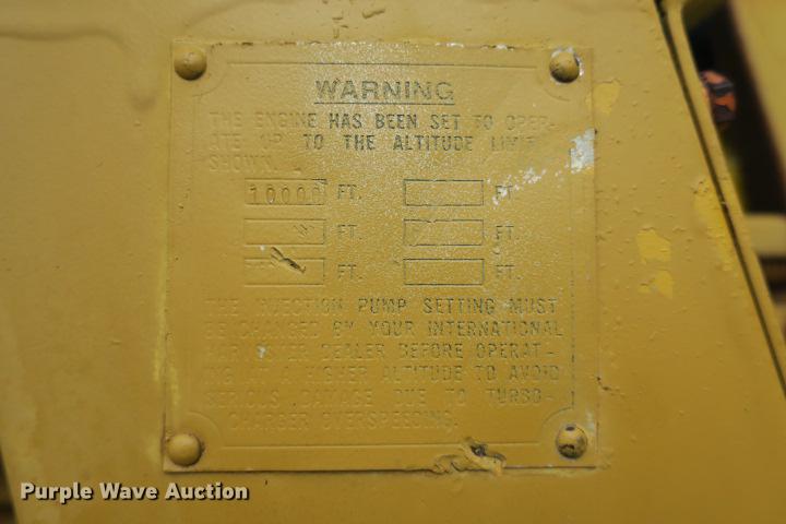 image for item DE3810 International Harvester 250C track loader