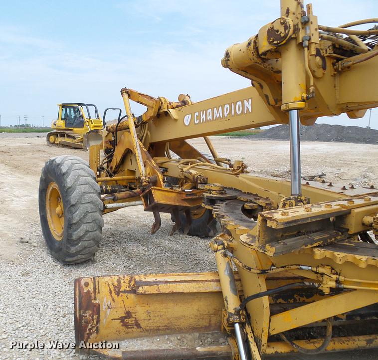 image for item DE5173 1981 Champion 715 motor grader