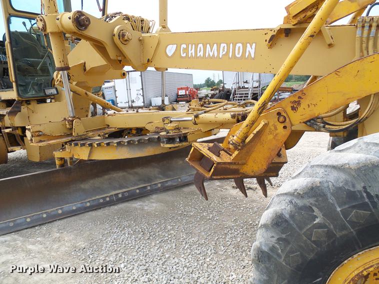 image for item DE5173 1981 Champion 715 motor grader
