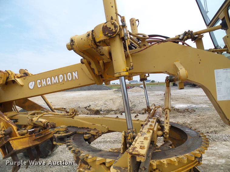image for item DE5173 1981 Champion 715 motor grader