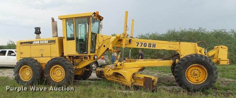 image for item DE5198 1993 John Deere 770BH motor grader
