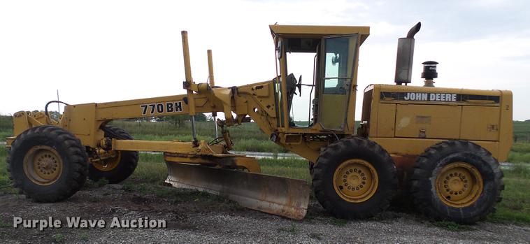 image for item DE5198 1993 John Deere 770BH motor grader