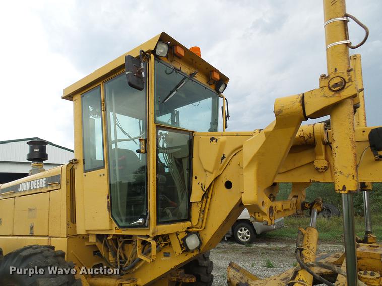 image for item DE5198 1993 John Deere 770BH motor grader