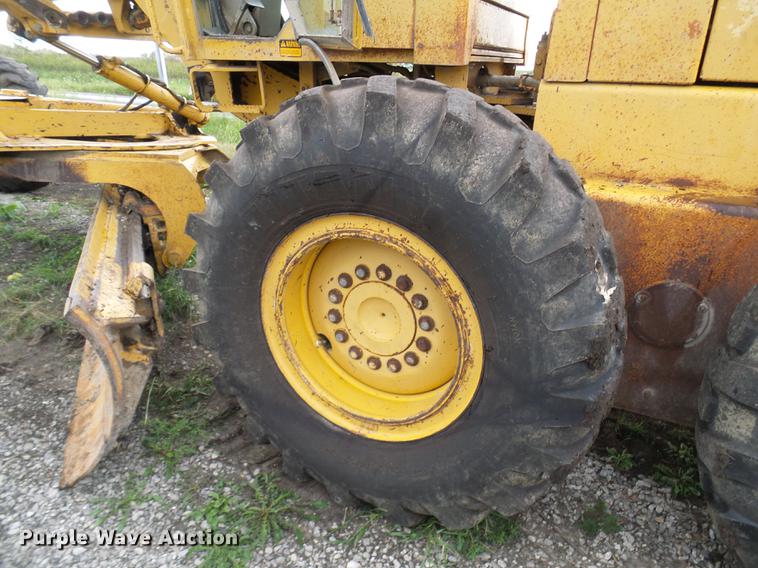 image for item DE5198 1993 John Deere 770BH motor grader