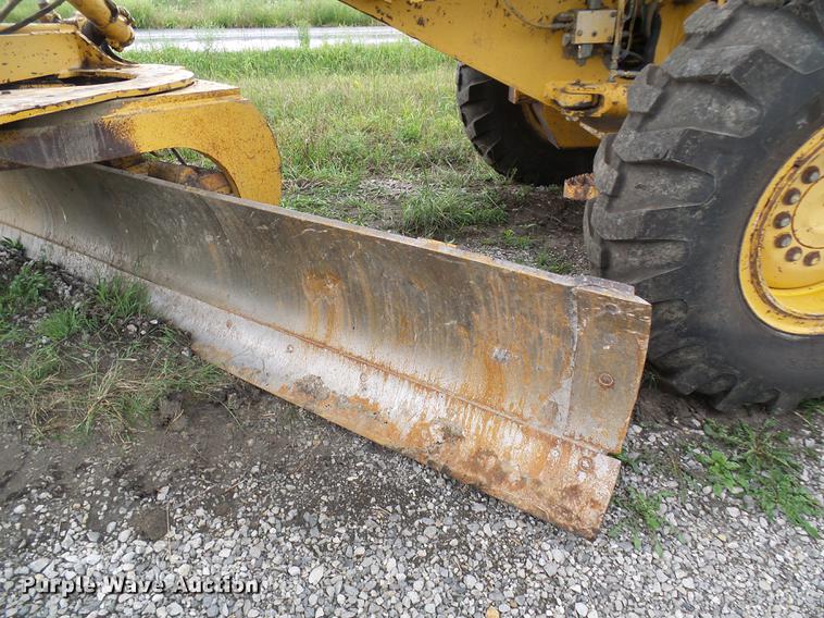 image for item DE5198 1993 John Deere 770BH motor grader