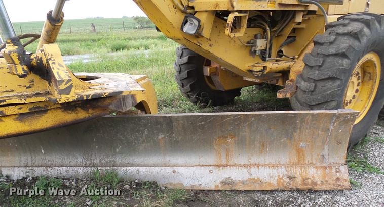 image for item DE5198 1993 John Deere 770BH motor grader