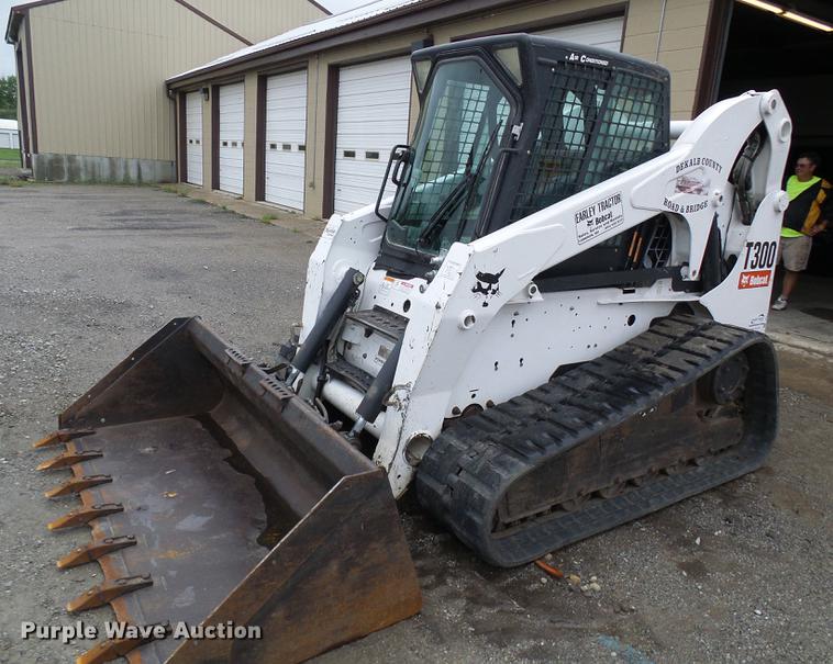 image for item DE5211 2006 Bobcat T300 skid steer