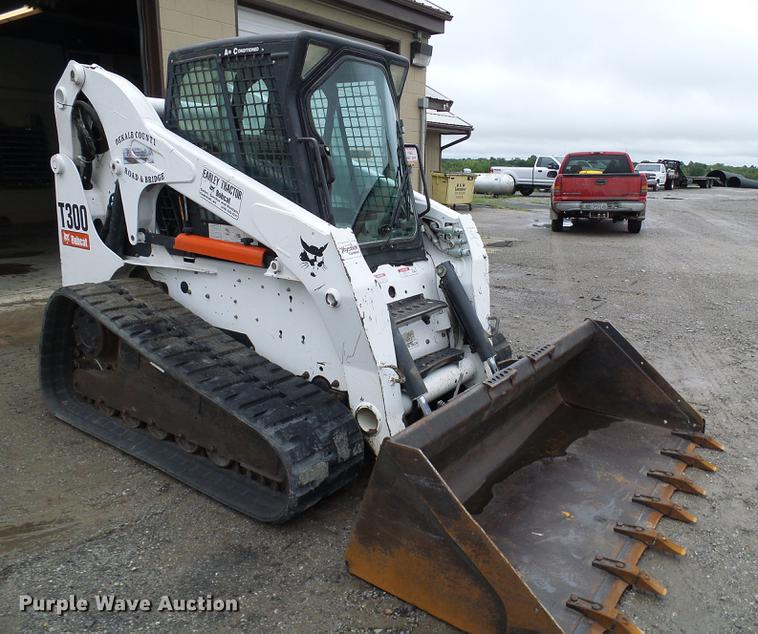 image for item DE5211 2006 Bobcat T300 skid steer