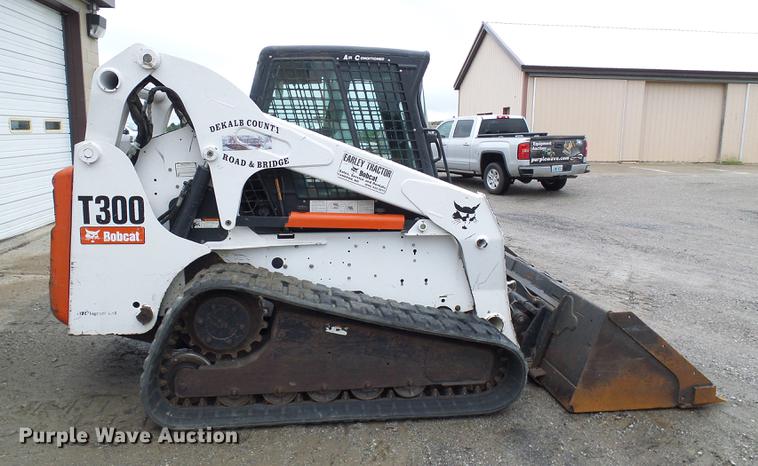 image for item DE5211 2006 Bobcat T300 skid steer