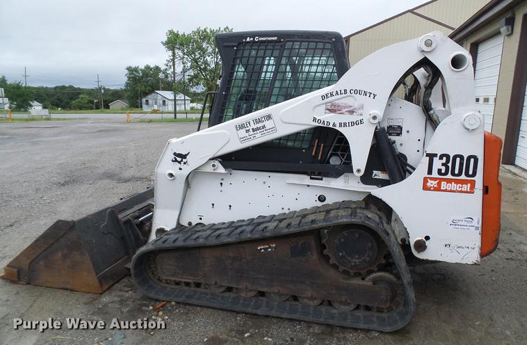 image for item DE5211 2006 Bobcat T300 skid steer