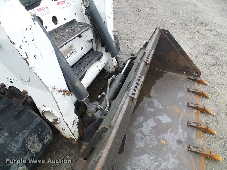 image for item DE5211 2006 Bobcat T300 skid steer