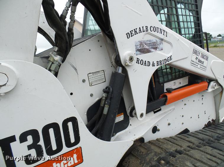 image for item DE5211 2006 Bobcat T300 skid steer