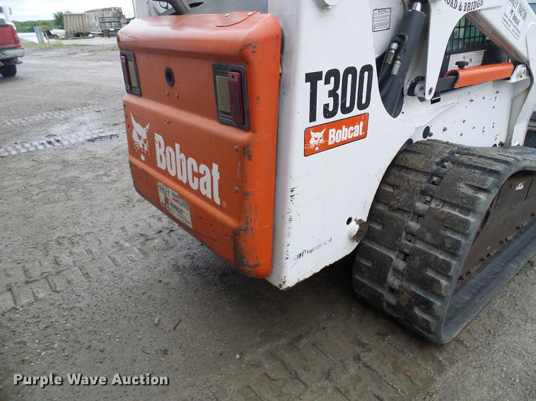 image for item DE5211 2006 Bobcat T300 skid steer