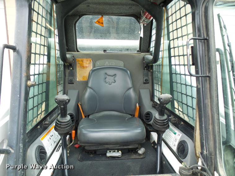 image for item DE5211 2006 Bobcat T300 skid steer