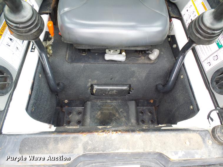 image for item DE5211 2006 Bobcat T300 skid steer